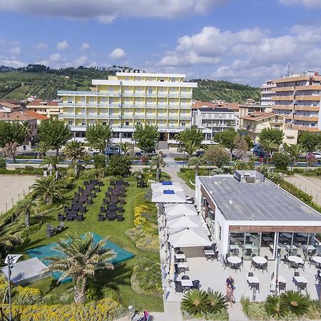 Hotel Atlas Alba Adriatica Εξωτερικό φωτογραφία