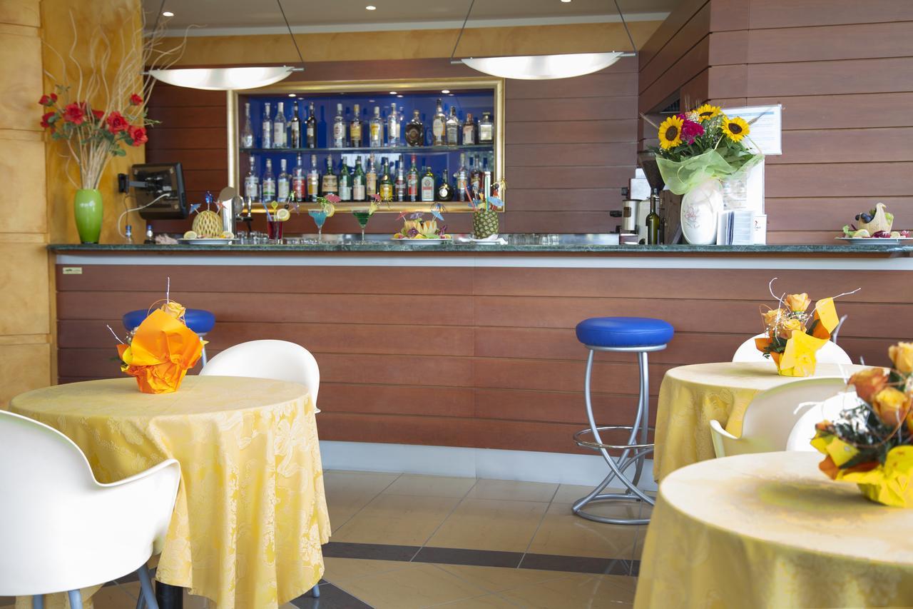 Hotel Atlas Alba Adriatica Εξωτερικό φωτογραφία