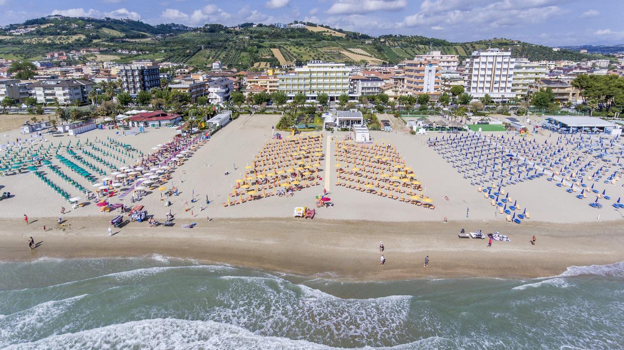 Hotel Atlas Alba Adriatica Εξωτερικό φωτογραφία