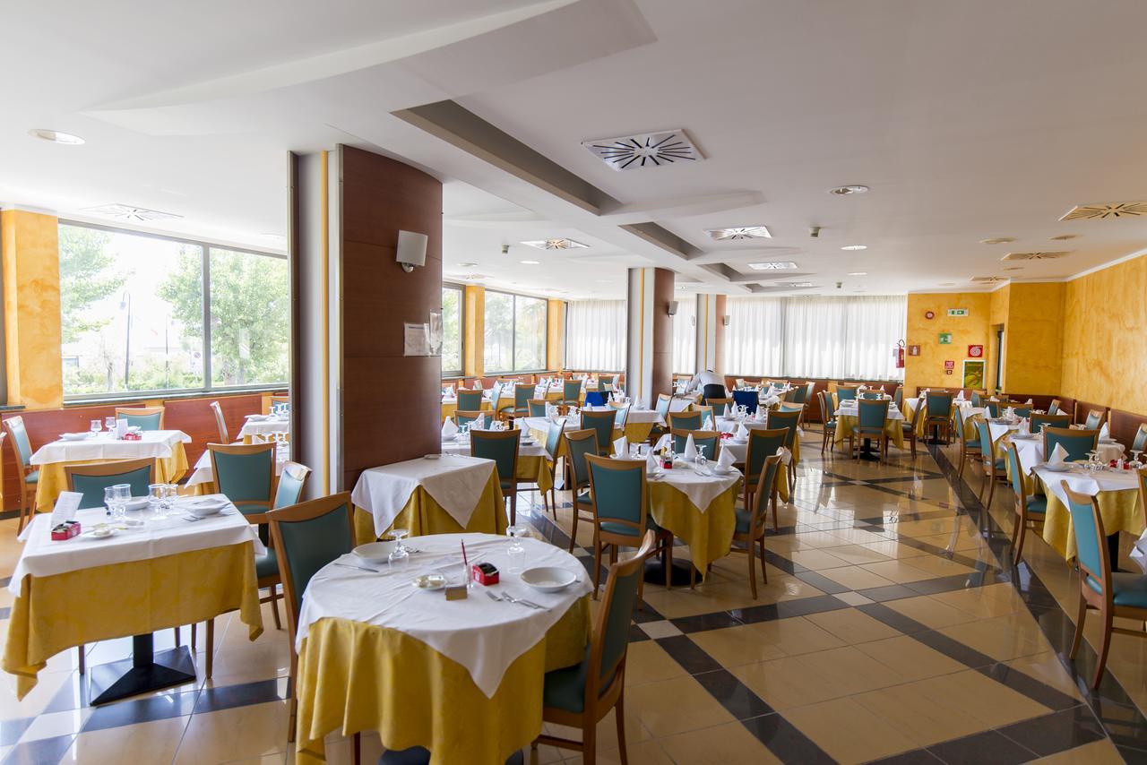 Hotel Atlas Alba Adriatica Εξωτερικό φωτογραφία
